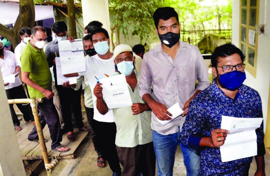 Students queue up for Covid-19 vaccine doses at Dhaka University's Martyred Intellectual Dr Muhammad Murtaza Medical Centre on Monday. NN photo