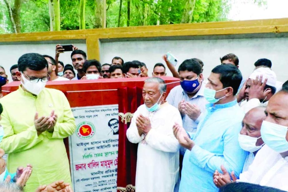 State Minister for Shipping Khalid Mahmud Chowdhury along with others offer munajat after laying foundation stone of ICT Bhaban of Mainul Hasan College at Biral in Dinajpur on Wednesday. NN photo