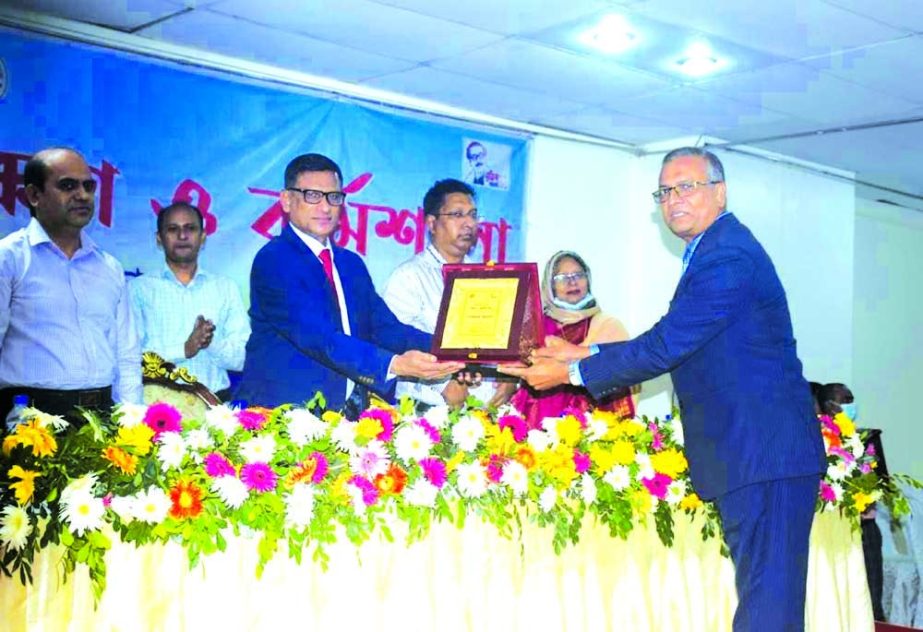 Choudhury Atiur Rasul, Director (Accounts) of PRAN-RFL Group, receiving the taxpayer award from Shoaib Ahmed, Commissioner of Tax Zone-5, Dhaka at a program held in the capital on Tuesday. Other senior officials of the company were present.
