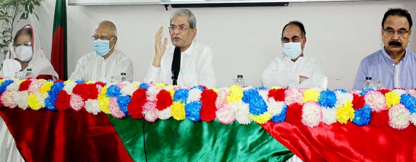 BNP Secretary General Mirza Fakhrul Islam Alamgir exchanges views with the professional organisations at the party's Gulshan office in the city on Friday. Acting Chairman of BNP Tarique Rahman virtually attended the event.