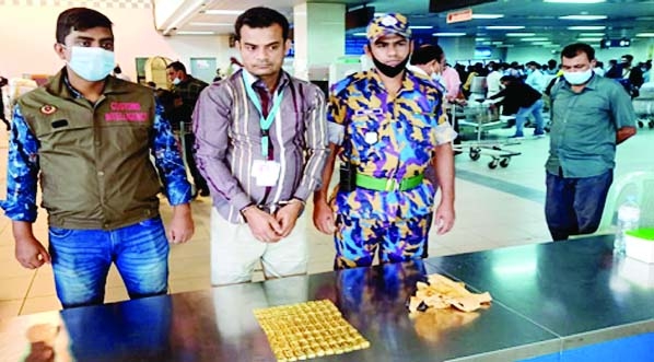 A large quantity of gold has been seized at Shah Amanat International Airport Chattogram. The consignment arrived on a Biman Bangladesh Airlines BG-147 flight from Dubai on Saturday morning. Airport Manager Wing Commander Farhad Hossain Khan confir