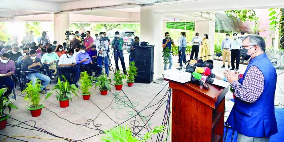 Health and Family Welfare Minister Zahid Maleque briefs the journalists about Covid-19 vaccine in the auditorium of Bangladesh College of Physicians and Surgeons in the city's Mahakhali on Sunday. NN photo