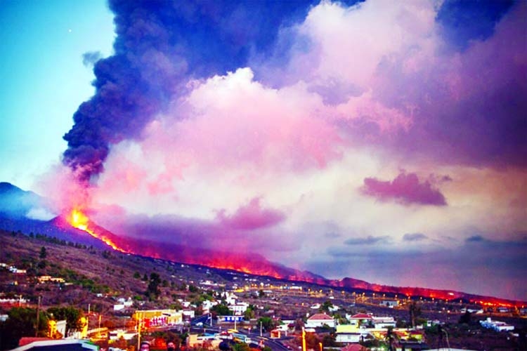 Lava in river threatens life and La Palma.