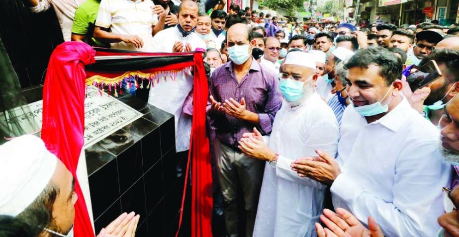 Dhaka North City Corporation Mayor Atiqul Islam inaugurates Kamarpara Koborsthan Road on Thursday. NN photo