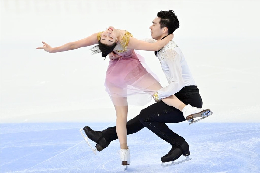 Chen Hong (left)Sun Zhuoming of China compete during the Experience Beijing Asian Open Figure Skating Trophy Ice Dance Free Dance in Beijing, capital of China on Friday.
