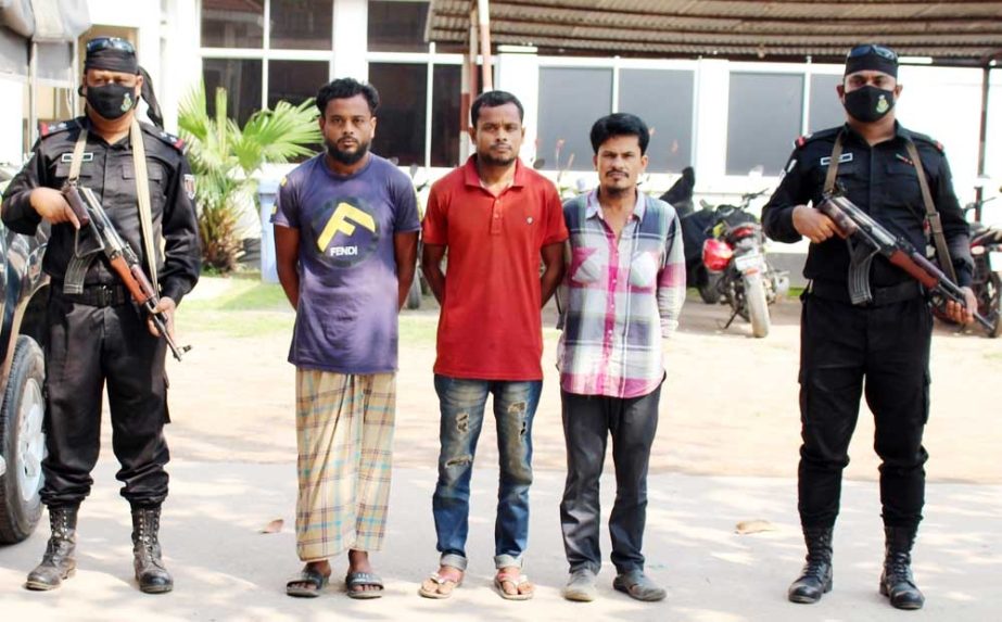 RAB-11 in a drive arrested 3 drug traders from Siddhirganj area in Narayanganj on Thursday. NN photo