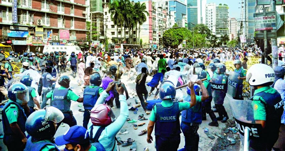 Protesters clash with police in Dhaka's Kakrail intersection on Friday afternoon following a procession which was brought out from Baitul Mukkaram Mosque to protest the alleged 'desecration' of the Holy Quran in Cumilla. NN photo