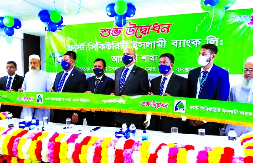 Syed Waseque Md Ali, Managing Director of First Security Islami Bank Limited (FSIBL), inaugurating a new branch of the bank at Amtali in Barguna on Thursday. Senior officials of the bank and local elites were present.