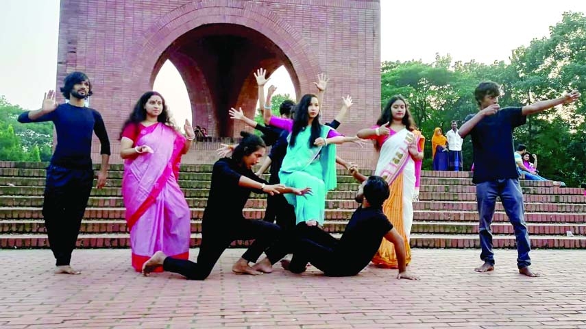 The students of Jahangirnagar University (JU) Drama and Dramatics department staged a mime titled 'Sompritir Bangladesh' on Thursday protesting the recent sectarian violence.
