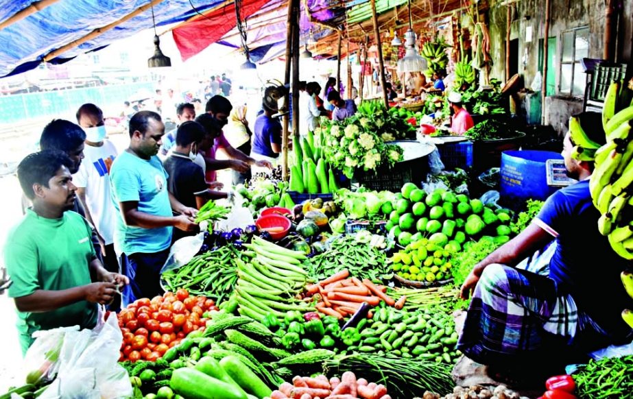Customers are seen buying vegetables at Gopibagh kitchen market in the capital on Saturday. Vegetable prices remain sky-high despite ample supply. NN photo