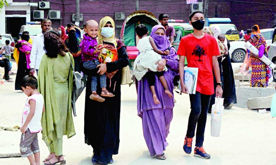 Parents of many children affected with cold-related diseases are going back being unable to get beds at Shishu Hospital in the city. This photo was taken on Monday. NN photo