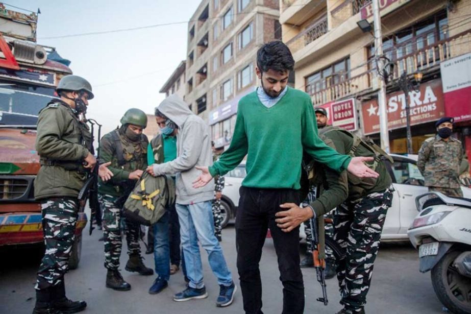 Indian paramilitary soldiers frisk Kashmiris during a surprise check operation in Srinagar Agency photo