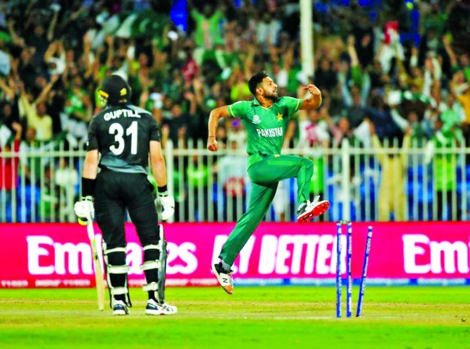 Haris Rauf (right) of Pakistan reacts after dismissal of Martin Guptill (left) of New Zealand during their Group-2 match of the ICC T20 World Cup at Sharjah Cricket Stadium in the United Arab Emirates on Tuesday. NN photo
