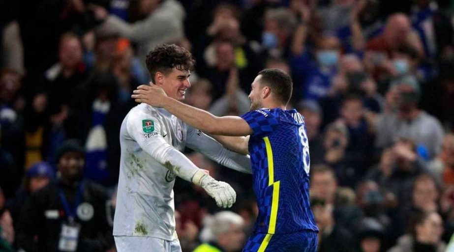 Chelsea's goalkeeper Kepa Arrizabalaga (left) celebrates with Chelsea's Mateo Kovacic after the penalty shootout during the English League Cup against Southampton on Tuesday. Agency photo