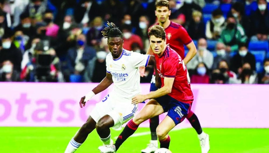 Eduardo Camavinga (left) of Real Madrid battles with Javi Martinez of Osasuna during the La Liga football match at Santiago Bernaubeu, Madrid on Wednesday. Agency photo