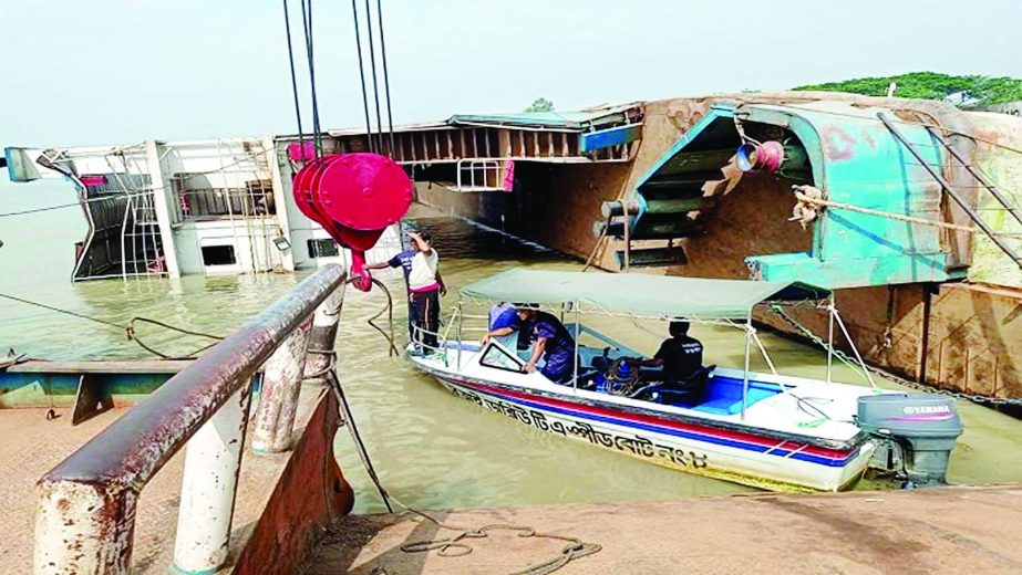 Rescue ship Hamza salvages two sunken trucks from the river but it does not have enough strength to recover Ro-Ro ferry Amanat Shah. This photo was taken on Thursday. NN photo