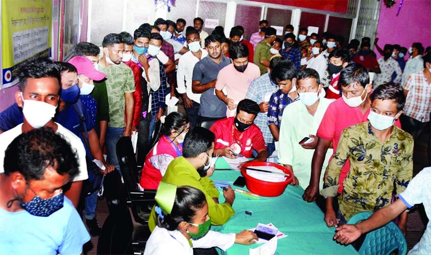 Expatriates throng Dhaka Medical College Hospital on Sunday for Covid vaccine jabs.