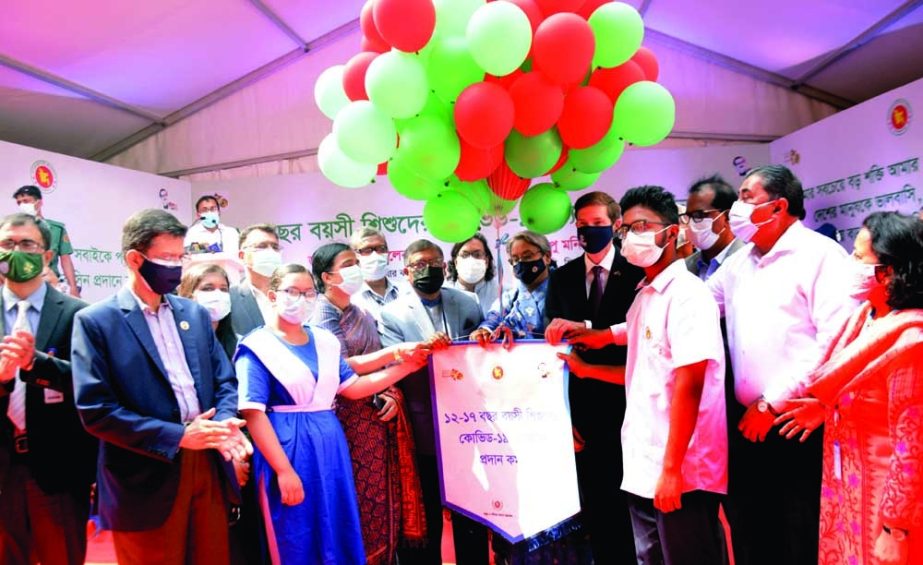 Health and Family Welfare Minister Zahid Maleque inaugurates the Covid-19 vaccination campaign for the aged of 12-17 years children at Motijheel Ideal School and College in the city on Monday. NN photo
