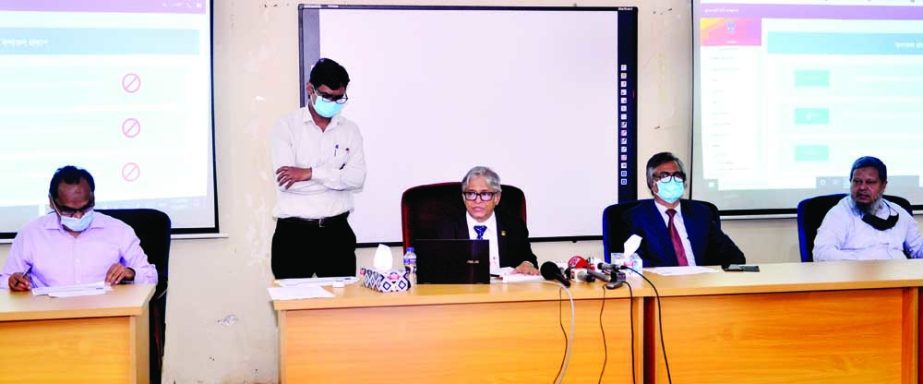 Vice-Chancellor of Dhaka University Prof Dr. Akhtaruzzaman unveils the result of 'Kha Unit' admission test at Prof Abdul Matin Chowdhury Virtual Class Room of the university on Tuesday. NN photo