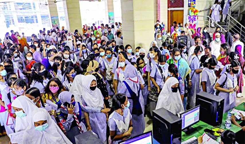 Students crowd Malibagh South Point School in the capital on Tuesday to receive covid vaccine jabs on the next day after the inauguration of vaccination. NN photo