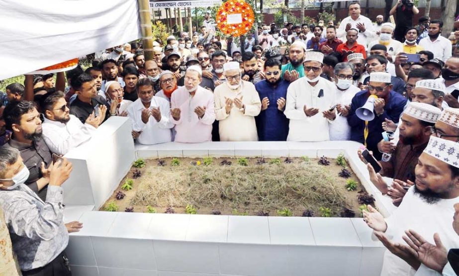 BNP Standing Committee member Nazrul Islam Khan along with party colleagues places floral tributes at the grave of former DCC Mayor Sadek Hossain Khoka at Zurain Graveyard in the city on Thursday marking the latter's second death anniversary. NN photo