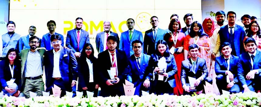 Planning Minister MA Mannan poses for a photo session with the winners of Inter- University Policy Making Competition organised by Economics Club (BUPEC) in Bijoy Auditorium in the city's Mirpur Cantonment on Thursday.