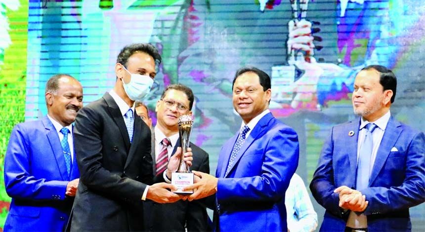 Bangladesh Army Chief of Staff General SM Shafiuddin Ahmed, distributed prizes as Chief Guest among the winners of 'Daffodil Captain Cup Golf Tournament-2021' at Dhaka Cantonment on Friday evening.