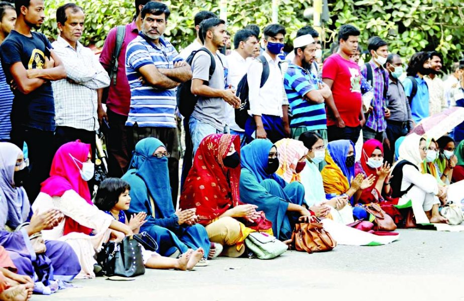 Students of 2015-16 session of seven colleges affiliated to Dhaka University block Nilkhet intersection in the capital on Tuesday demanding special examination and quick release of results. NN photo