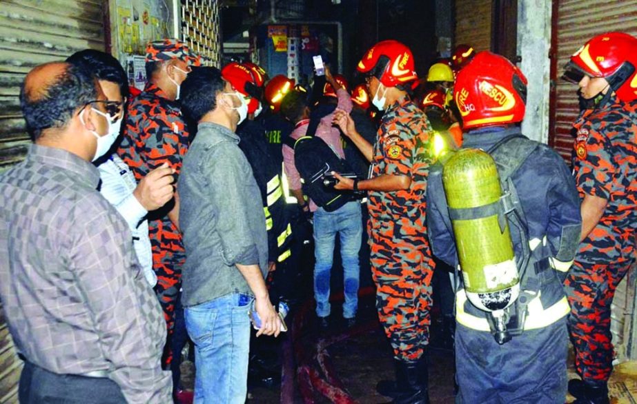 Fire fighters work to contain the blaze that engulfs a melamine crockery warehouse on the first floor of a building, S Nesa Plaza, in Old Dhaka’s Chawkbazar on Tuesday. NN photo