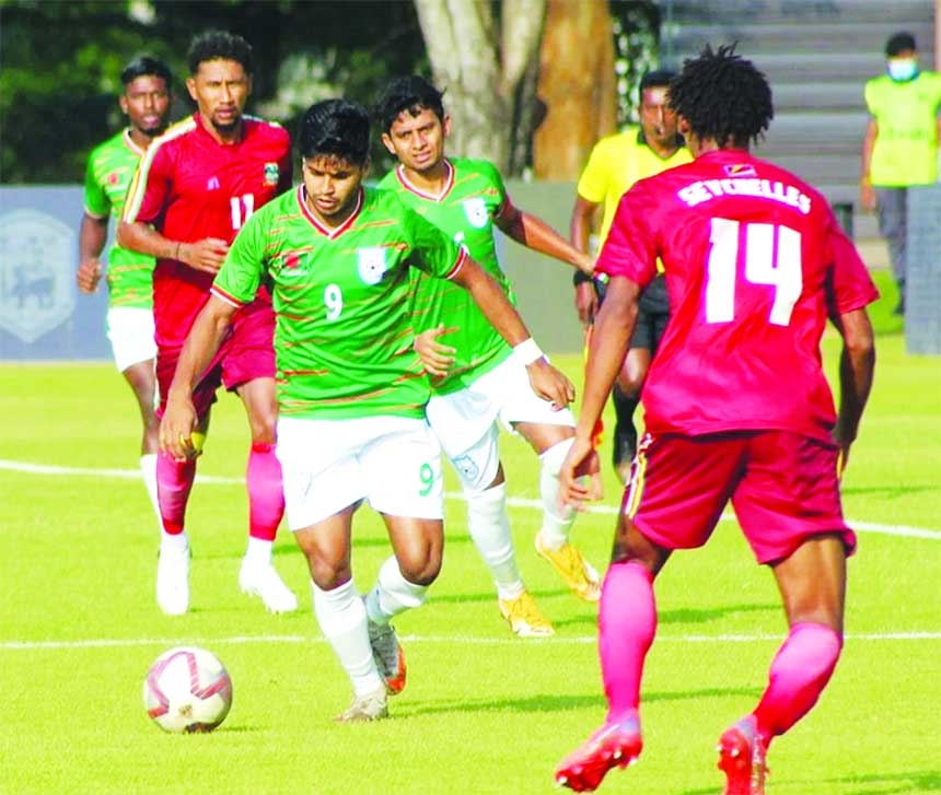 A scene from the match of the Four-Nation Football Tournament between Bangladesh and Seychelles at Racecourse Ground in Colombo, the capital city of Sri Lanka on Wednesday. Agency photo