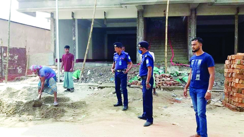 GAFARGAON (Mymensingh): Mohammad Farooq Ahmed, Officer-in-Charge, Gafargaon Police Station conducts an operation to remove construction materials along the roads in Gafargaon Municipality on Wednesday.