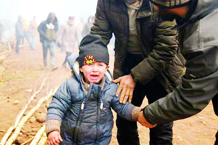 A helpless migrant child. He does not know his destination.