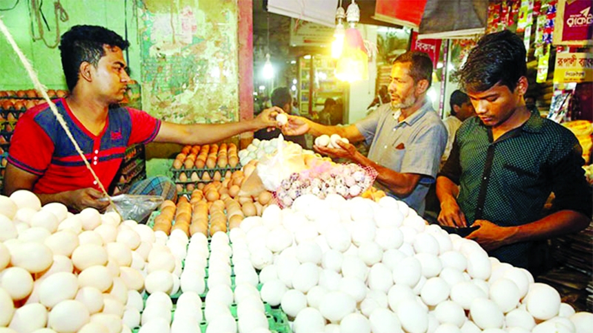 Customers purchase eggs. A dozen of eggs was selling for Tk. 120 in the kitchen markets and super shops in the capital on Friday.