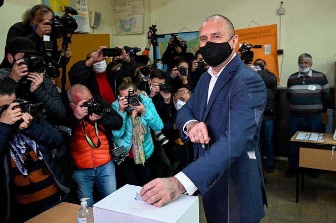 Bulgarian President Roumen Radev, candidate for succession, at a Sofia polling station on November 14, 2021.Photo: AFP