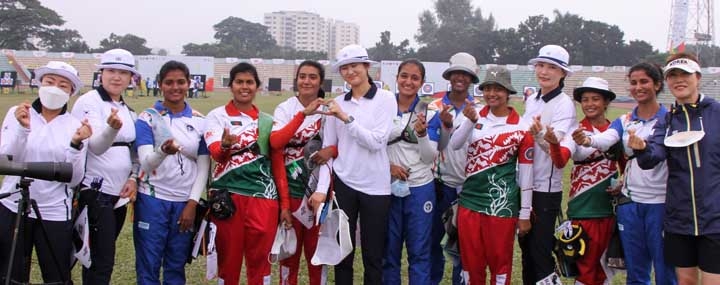 Diya Siddique (fifth from right) poses with the other participants of Asian Archery Championship at the Army Stadium in the city's Banani on Sunday. NN photo