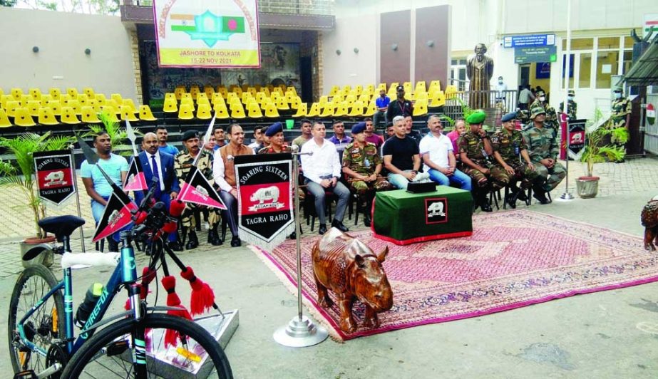 BENAPOLE: The Bangladesh and the Indian Armies jointly started bicycle journey in Bangladesh through Benapole International Check post marking the Golden Jubilee of Independence of Bangladesh on Sunday afternoon. NN photo