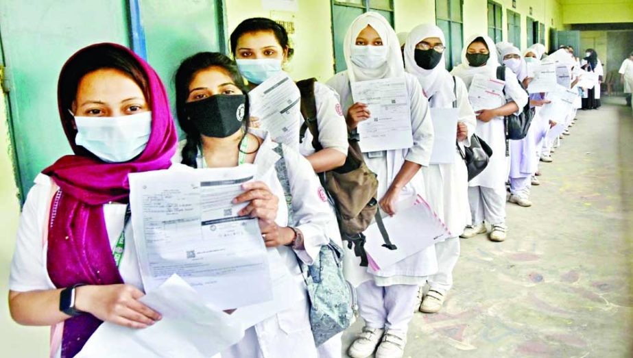 Students stand in a long queue to receive Covid-19 jabs at Ahmed Bawani School & College in Old Dhaka on Monday as vaccination drive began at all educational institutions across country. NN photo