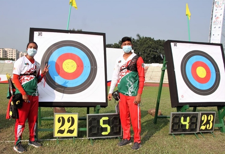 Diya Siddique (left) and Hakim Ahmed Rubel of Bangladesh pose for a photo session after reaching the final of the Recurve Mixed event of the Asian Archery Championship at the Army Stadium in the city's Banani on Tuesday. Agency photo