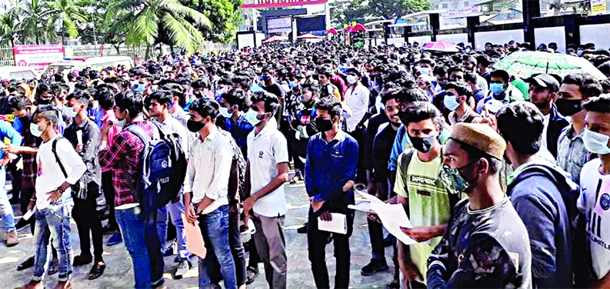 Students throng at Cambrian School & College premises in front of Narayanganj District Office on Wednesday to receive covid vaccine.