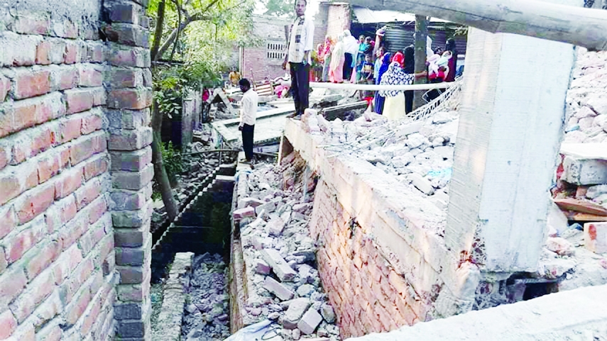 SHIBGANJ (Chapainawabganj): Eleven houses at Mobarakpur under Shibganj upazila in Chapainawabganj district suddenly subsided on Tuesday, frightening the people far and near.