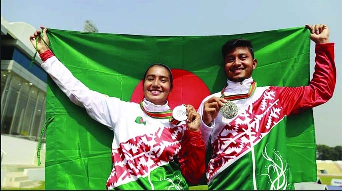 Diya Sidique (left) and Hakim Ahmed Rubel of Bangladesh showing their silver medals after clinching the medals in the Recuve Mixed Doubles event of the Asian Archery Championship at the Army Stadium in the city's Banani on Friday.