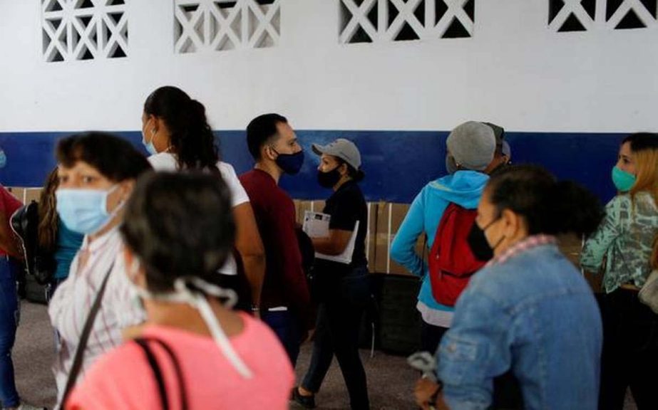 Electoral workers look forward to receiving voting equipments in a primary school, during preparations for the regional and local elections on November 21, in Caracas, Venezuela. Photo Reuters