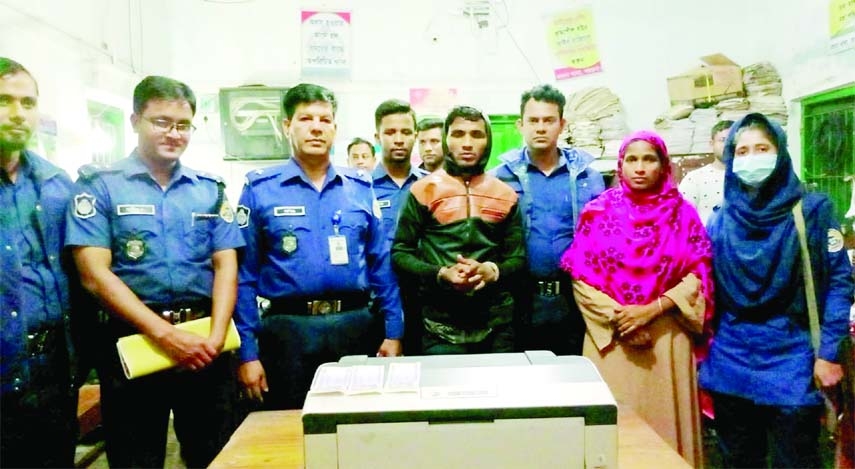 BARISHAL: A woman and her son were arrested from Gudikata Village of Doyatola Union in Bamna Upazila with fake notes and printing machines on Friday.