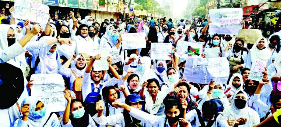 Students from Begum Badrunnessa Govt Girls College and other Dhaka educational institutions block the Bakshibazar intersection on Sunday protesting a 'rape threat' made against a college student by a bus helper. NN photo