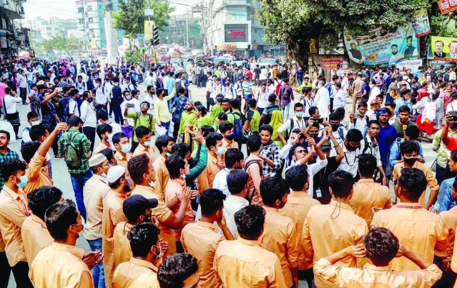 Student protesters from Mohammadpur Government College block the road in capital's Mohammadpur on Monday, demanding half bus fare on ride. NN photo