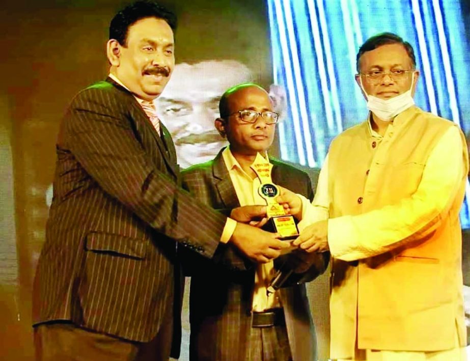 Information and Broadcasting Minister Dr. Hasan Mahmud presents Television Reporters Unity of Bangladesh Award-2021 to Lion Gani Mia Babul at Dhaka Club recently for his role in journalism.