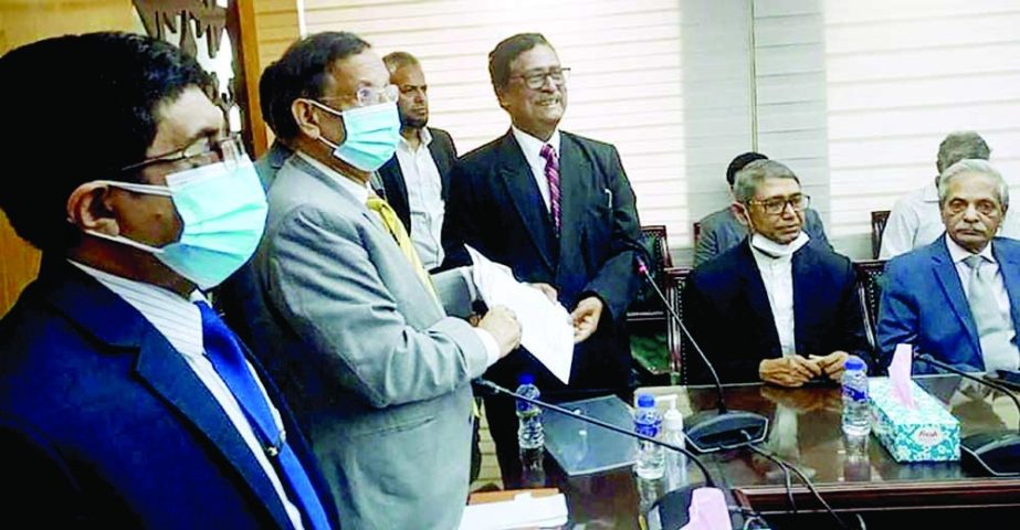 Pro-BNP lawyers submit a mass memorandum to Law Minister Anisul Haque with a call to send BNP Chief Begum Khaleda Zia abroad for her proper treatment. NN photo