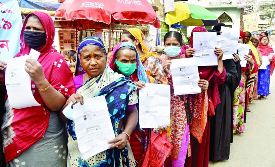 Women stand in a long queue at the North Shahjahangpur Health Centre in the capital on Tuesday to receive Covid vaccine jobs. NN photo