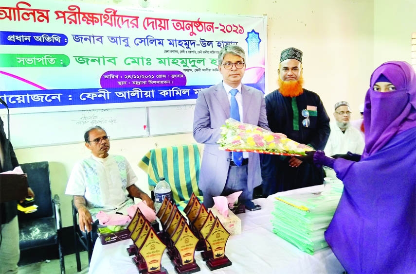 FENI: Feni DC Abu Selim Mahmud-ul-Hasan was present as the chief guest with the Alim examines of Feni Alia Kamil Madrasa on Wednesday. Principal Maulana Mahmudul Hasan presided over the function.