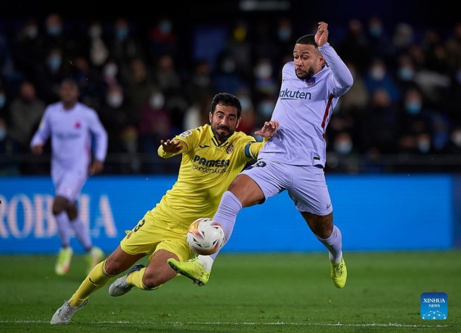 Barcelona's Memphis Depay (right) vies with Villarreal's Raul Albiol during a Spanish first division league football match between Villarreal and FC Barcelona and in Villarreal, Spain on Saturday. Agency photo